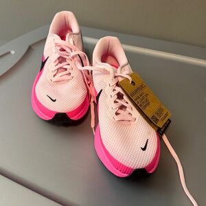 NWOB Women's revolution 8 running shoes in hyper pink size 8.5